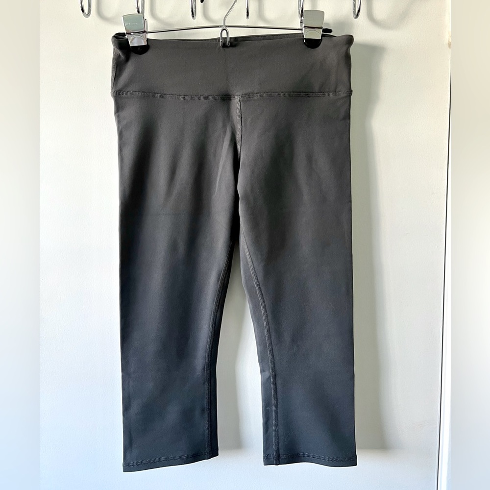 ALO Yoga Women's Grey Capri Leggings Small